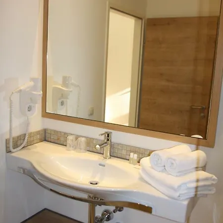 ホテル Weinhotel Rieder ポイスドルフ